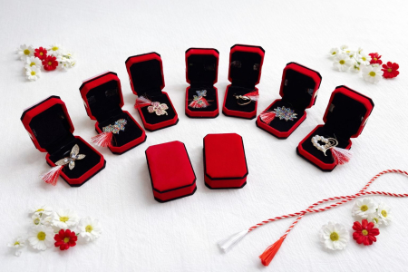 Set 9 brose martisor elegante, in cutii elegante – modele florale si fluturi [1]