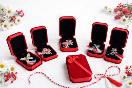 Set 9 brose martisor elegante, in cutii rosii cu funda – modele florale si fluturi [1]