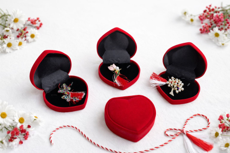 Set 9 brose martisor elegante, in cutii rosii in forma inima – modele florale si fluturi [2]