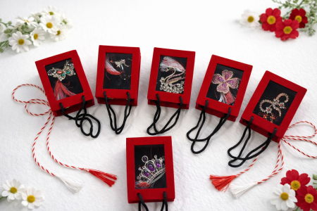 Set 9 brose martisor elegante, in cutii rosii cu snur negru – modele florale si fluturi [1]