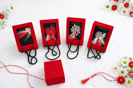 Set 9 brose martisor elegante, in cutii rosii cu snur negru – modele florale si fluturi [2]