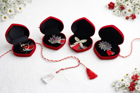 Set 9 brose martisor elegante, in cutii rosii in forma inima – modele florale si fluturi [1]