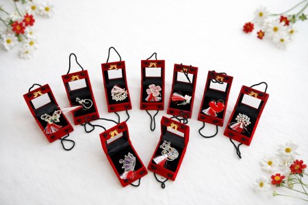 Pachete Promotionale - Set 9 brose martisor elegante, in cutii rosii cu snur negru – modele florale si fluturi