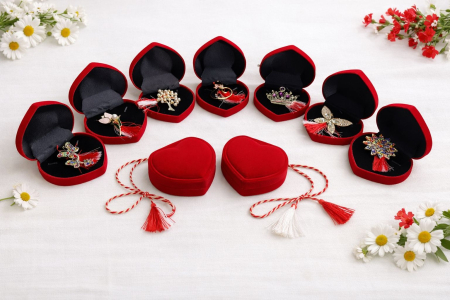 Pachete Promotionale - Set 9 brose martisor elegante, in cutii rosii in forma inima – modele florale si fluturi