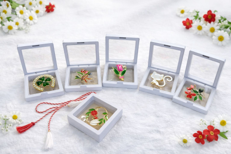 Set 9 brose martisor elegante, in cutii albe cu capac transparent – modele florale si fluturi [2]