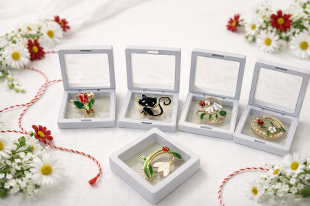 Set 9 brose martisor elegante, in cutii albe cu capac transparent – modele florale si fluturi [1]