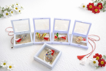 Set 9 brose martisor elegante, in cutii albe cu capac transparent – modele florale si fluturi [1]