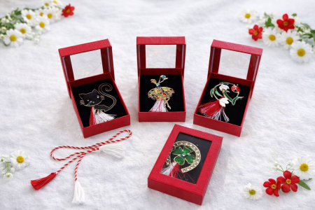 Set 12 brose martisor elegante, in cutii rosii cu snur negru – modele florale si fluturi [2]