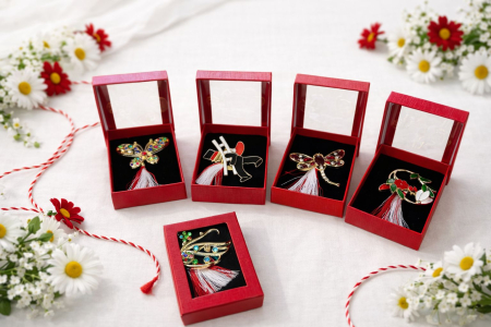 Set 12 brose martisor elegante, in cutii rosii cu snur negru – modele florale si fluturi [1]