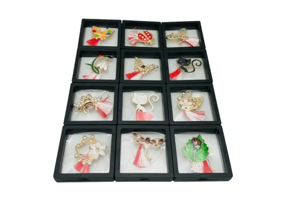 Articole pentru copii Engros - Pachet Avantajos!!! 60 Brose Martisor marime mare, in cutie cu expunere 3D( rosu/alb/negru), 8.5×8.5cm,  