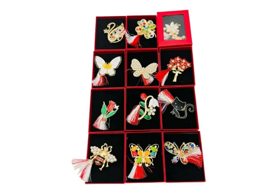 Bacanie Engros - Pachet Avantajos!!! 60Brose Martisor marime mare in cutie rosie cu fereastra, 8.5×6.5cm, modele combinate,  