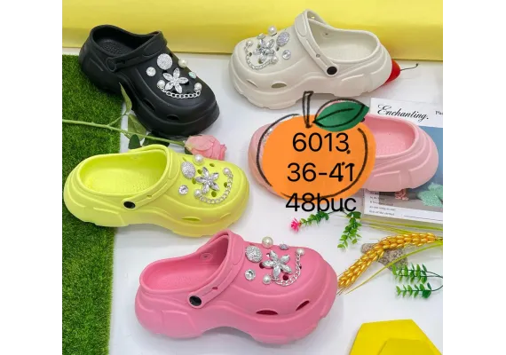 Haine si accesorii Engros - Saboti pentru Dama, Model Turnat Înalt, Accesorizat cu Lanț și Strasuri Mari – Culori Combinate (Mărimi 36-41), 