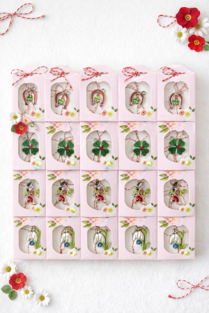 set-martisoare-premium-in-cutii-elegante-alb-cu-mov [1]