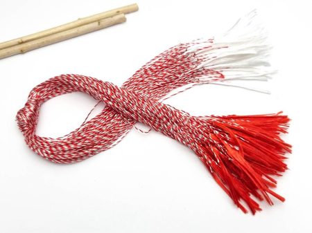 Set 100 snururi martisor rasucite, lungime 40 cm, model traditional alb-rosu [1]