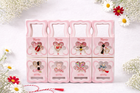 Martisoare ambalate traditional - Set 16 Brose Martisor, 11x6 cm, modele mixte Animale / Obiecte / Flori, Cadou 1 Martie