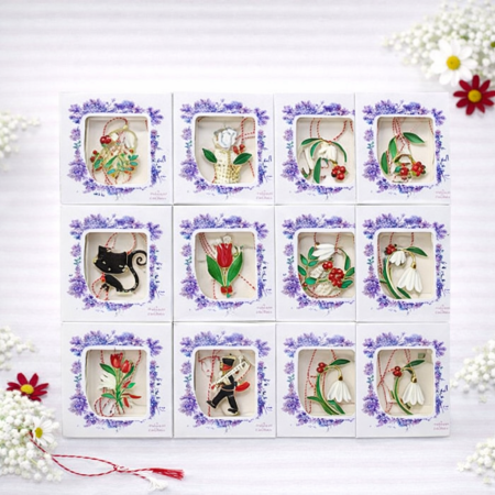 Martisoare ambalate traditional - Set 18 brose martisor modele combinate, ambalaj individual, brosa medie, 8.5x8.5cm