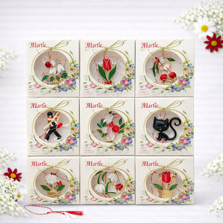 Martisoare ambalate traditional - Set 18 brose martisor modele combinate, marime medie, ambalaj individual 8.5x8.5cm