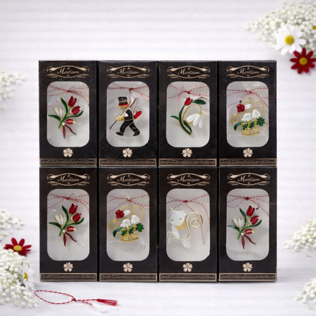 Martisoare ambalate traditional - Set 20 brose martisor marime medie, modele variate, ambalaj individual elegant 12x6cm