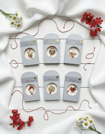 Martisoare ambalate traditional - Set 24 Brose Martisor, 11x6 cm, modele mixte, Cadou 1 Martie Femei, Ambalate individual