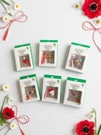 Martisoare ambalate traditional - Set 24 Brose Martisor, 8x6 cm, modele mixte, Cadou 1 Martie Femei, Ambalate individual