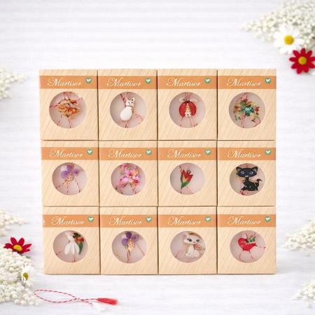 Martisoare ambalate traditional - Set 24 Brose Martisor Metalice cu Snur Traditional, Modele Diverse, Cadou 1 Martie 8x1x7 cm