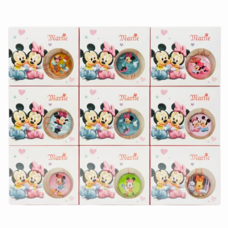 Martisoare ambalate traditional - Set 27 Insigne Martisor Copii, Martisor Tip Insigna cu Snur Alb-Rosu, Cutie 7x1x9 cm