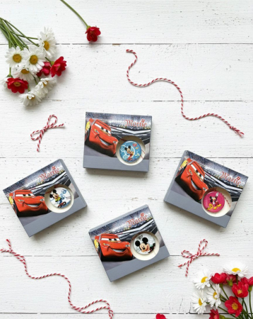 Martisoare ambalate traditional - Set 27 Martisoare Tip Insigna cu Personaje pentru Copii, Ambalaj Individual, 7x1x9 cm