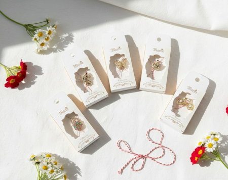 Set 30 brose martisor elegante modele variate ambalaj individual 9x5 cm [0]