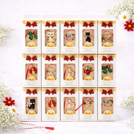 Martisoare ambalate traditional - Set 30 Brose Martisor in Cutie Speciala cu Mesaj, Cadou 1 Martie 10x6 cm