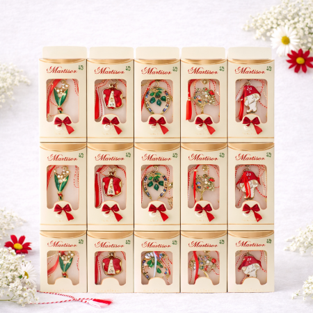 Martisoare ambalate traditional - Set 30 Brose Martisor Metalice in Cutie Speciala cu Mesaj, Cadou 1 Martie 10x6 cm