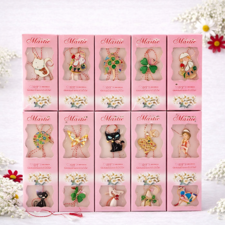 Martisoare ambalate traditional - Set 30 Brose Martisor Metalice in Cutie Speciala cu Mesaj, Cadou 1 Martie 11x5 cm
