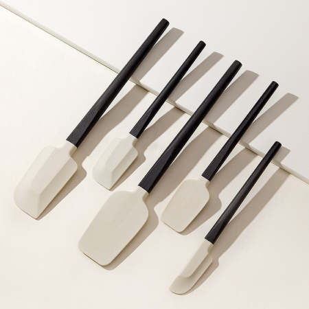 Articole pentru Casa Engros - Set 5 Ustensile de Bucatarie, , din Silicon si Lemn, Spatule de Diferite Dimensiuni, Termorezistente, Antiaderente, Alb-Negru