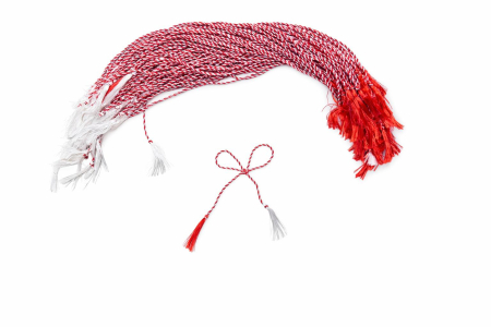 Accesorii Confectionare Martisoare - Snur martisor rasucit traditional, lungime 50 cm, model alb-rosu cu ciucuri