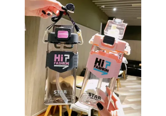 Articole pentru copii Engros - Sticla apa Hi Fashion 600ml, cu pai si capac flip, curea de umar, plastic fara BPA, model urban, diverse culori