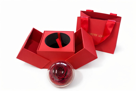 Aranjamente florale si cadouri - Trandafir criogenat in glob cu cutie rosie 15x14x12 cm, cadou romantic cu compartiment