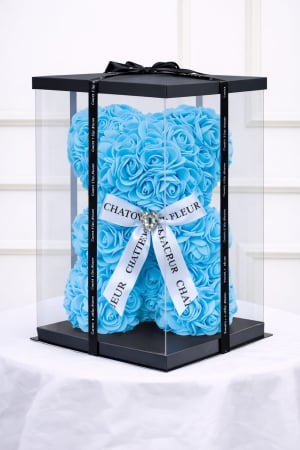 Urs din trandafiri artificiali albastru deschis din spuma , in cutie transparenta [1]