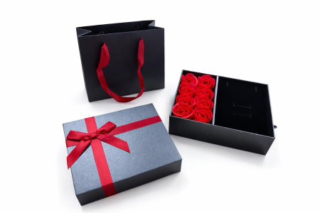 Aranjamente florale - Aranjament trandafiri din sapun in cutie eleganta cu compartiment bijuterii si punga cadou