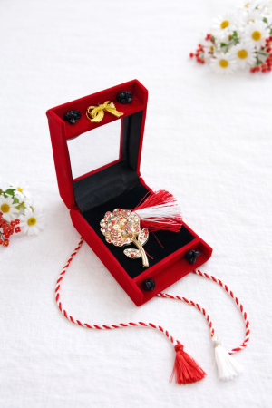 Martisoare - Brosa trandafir auriu cu strasuri, cutie catifea premium 8.5 cm