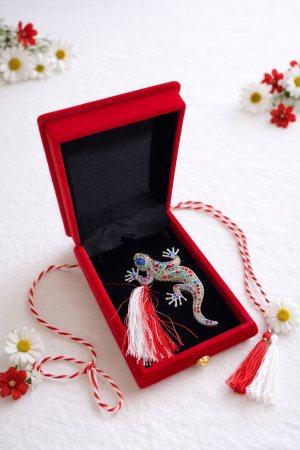 Martisoare - Brosa soparla argintie cu strasuri in cutie catifea rosie premium 8.5cm