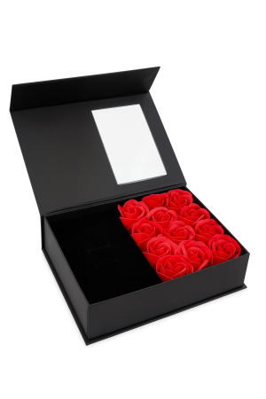 Aranjamente florale - Set cadou cu 12 trandafiri de sapun rosii, cutie neagra cu fereastra + punga cadou, 18x13x5 cm