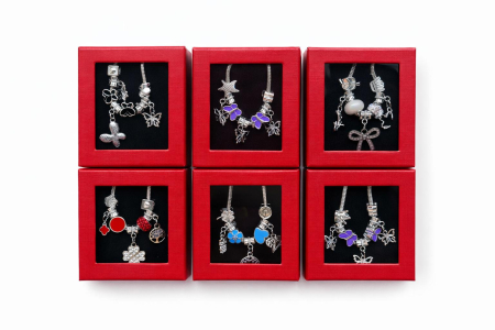 Martisoare - Bratara martisor accesorizata in cutie rosie cu fereastra 8.5x6cm