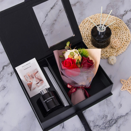 Idei de Cadouri - Set cadou premium 25x19x9.5 cm cu flori decorative si difuzor parfum, cutie eleganta + punga