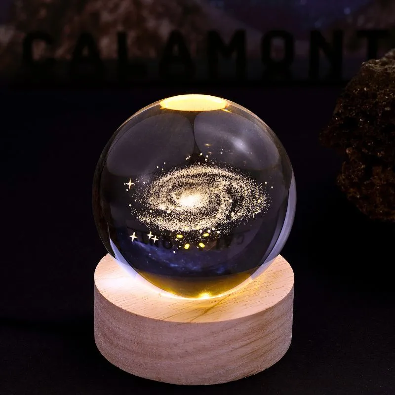 Articole pentru Craciun - Glob Cristal 3D Galaxie cu Baza Lemn si Lumina LED, Decor Premium, 6 cm