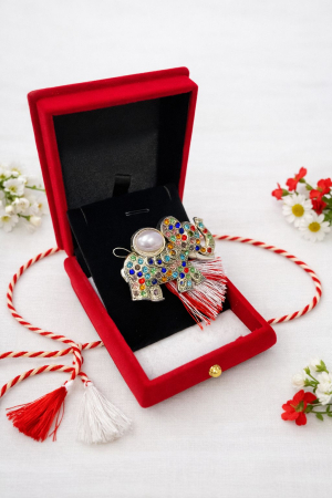 Martisoare - Brosa elefant argintiu cu strasuri si perla in cutie catifea premium, 8.5x6.5cm