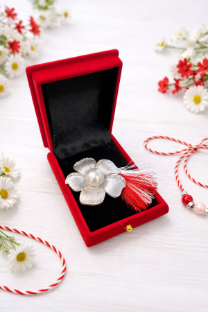 Martisoare - Brosa floare alba cu strasuri si perla, martisor elegant, cutie catiea lux 9cm
