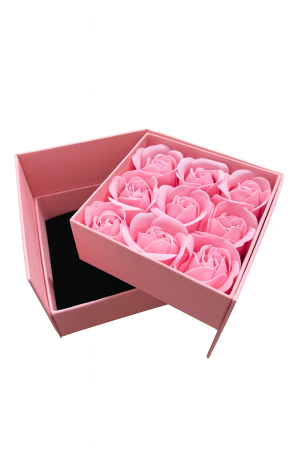 Idei de Cadouri - Cutie cadou 11x11x9.5 cm cu 9 trandafiri de sapun roz, aranjament elegant Forever Love