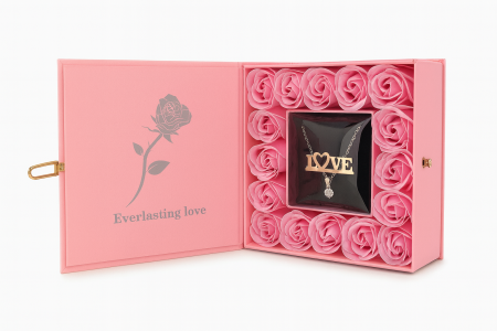 Aranjamente florale - Set cadou premium roz 15x15x5 cm cu trandafiri decorativi si colier LOVE, cutie eleganta + punga