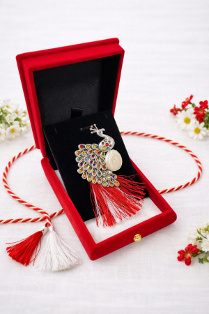 Martisoare - Brosa paun argintiu cu strasuri in cutie de catifea rosie tip cufar 8.5cm