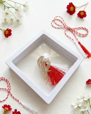 Martisoare - Brosa martisor aurie stilizata cu strasuri si perla in cutie cu expunere 3D, 9cm