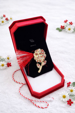 Martisoare - Brosa trandafir auriu cu strasuri, martisor elegant, cutie catifea 10x7.5x3 cm